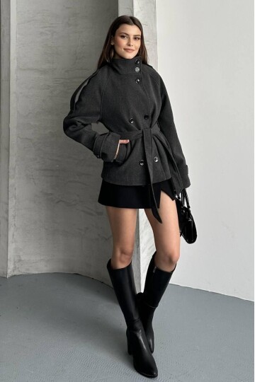 DÜĞMELİ KUŞAKLI KAŞE KISA KABAN